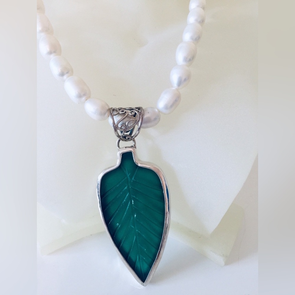 Freshwater pearl necklace with jade leaf motif pendant (sterling silver)